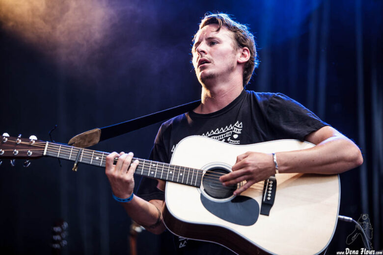 This image is about Ben Howard performing his song Promise