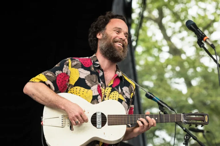 This image is about the Brazilian singer Rodrigo Amarante